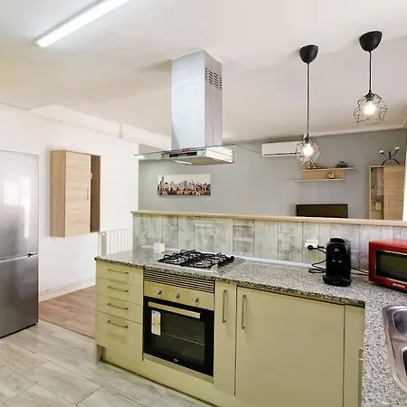 Fantastic House With Jacuzzi بيت للعطل برشلونة